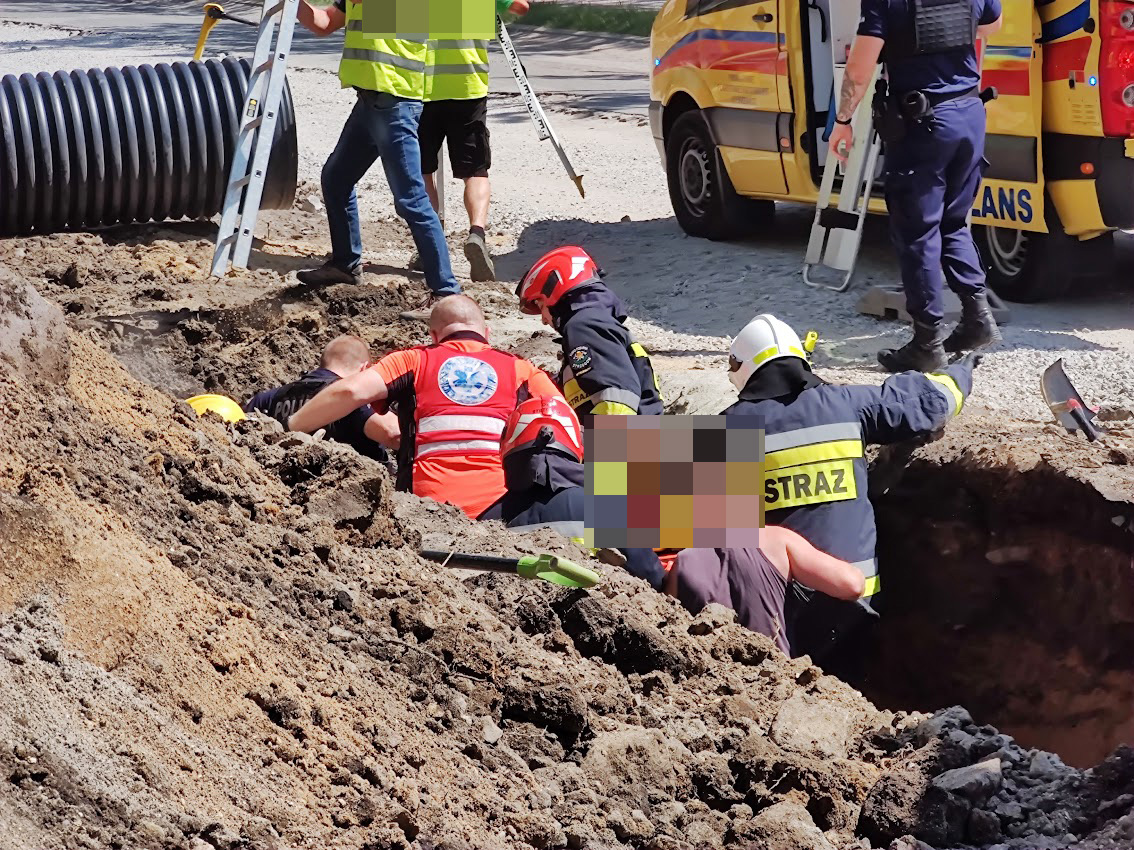 Przy Alei Wojska Polskiego na mężczyznę osunęła się ziemia FOTO