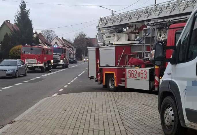 Pożar sadzy w kominie postawił na nogi trzy zastępy straży pożarnej [FOTO] 