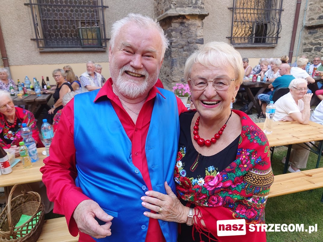 Grill, muzyka i wspólna zabawa – tak świętowali seniorzy w Strzegomiu [FOTO] 