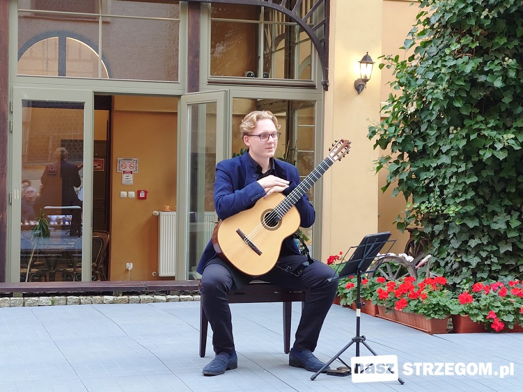 Strzegomianin Miłosz Soprych zachwycił publiczność recitalem gitarowym [FOTO] 