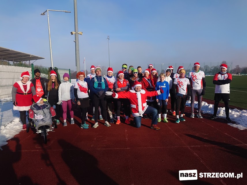 Emocje na bieżni – szósta edycja Mikołajkowego Biegu Australijskiego w Strzegomiu [FOTO] 