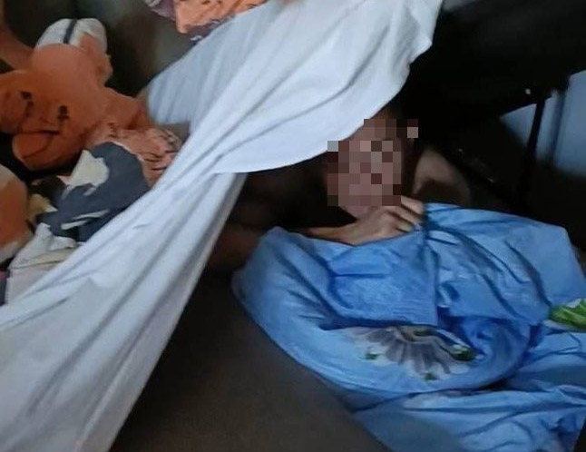 41-latek schował się przed policjantami pod łóżkiem. Zamaskował się kołdrami i poduszkami 