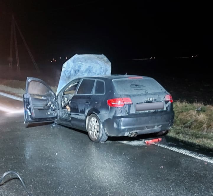 Pożar samochodu miedzy Jaroszowem a Ruskiem [FOTO] 