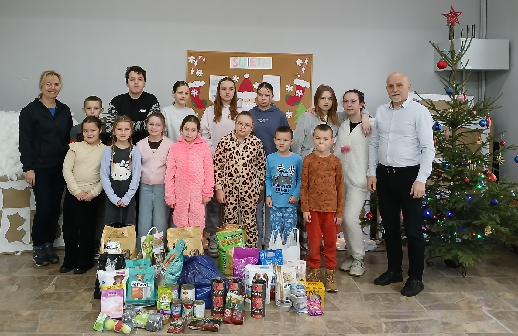 Uczniowie i kadra stanowickiej szkoły wsparli podopiecznych świdnickiego schroniska dla bezdomnych zwierząt [FOTO] 