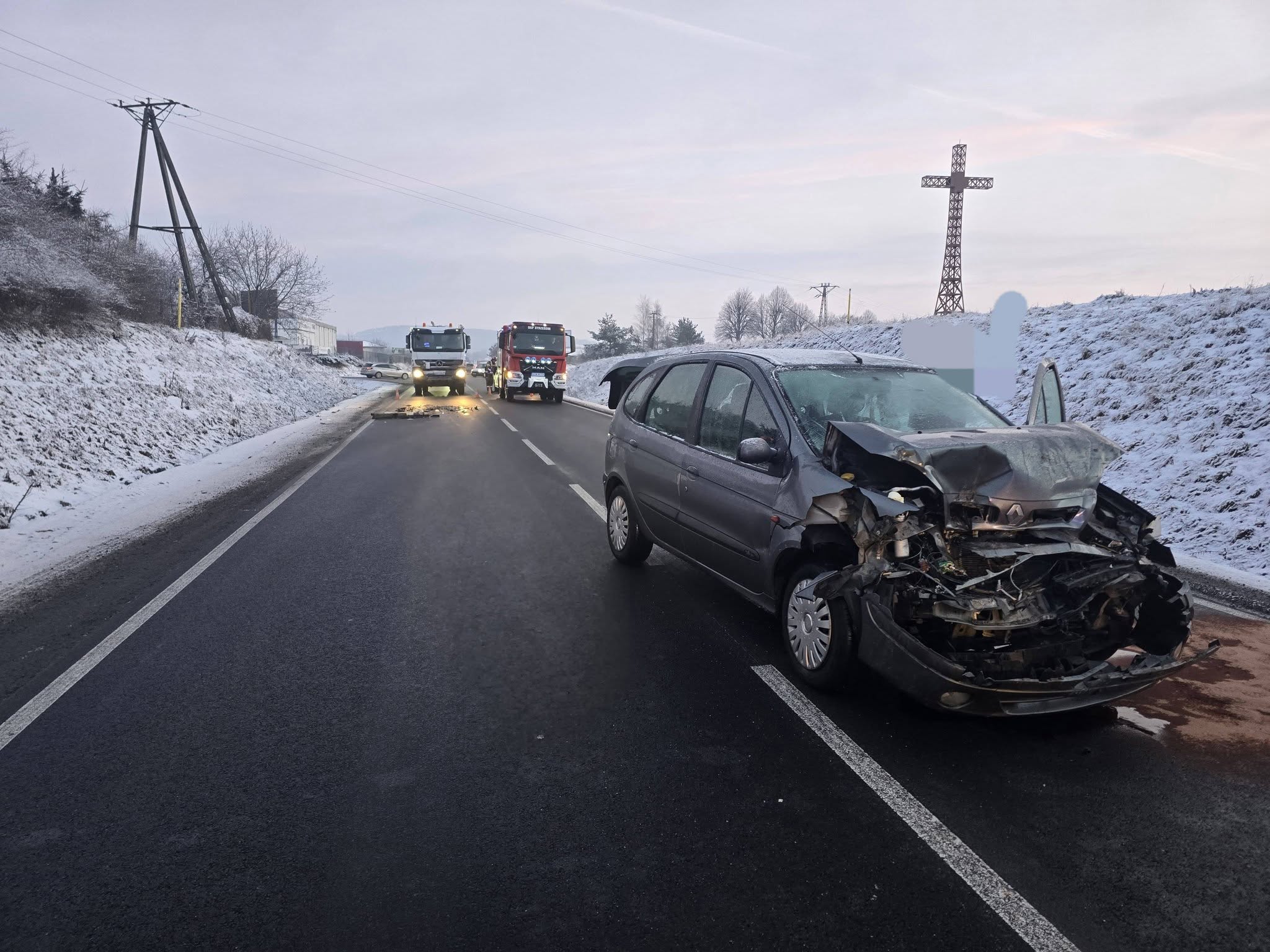 Zderzenie samochodu z metalową belką na krajowej „piątce” w Strzegomiu [FOTO] 