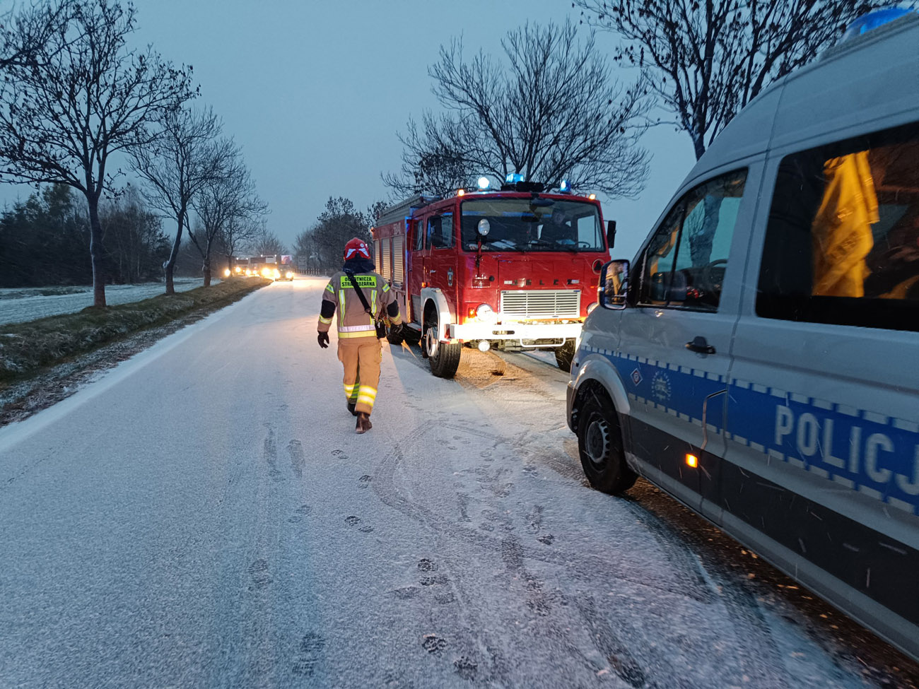 Dachowanie i dwa auta w rowie pod Strzegomiem. Kierowcy mieli ogromne szczęście [FOTO] 