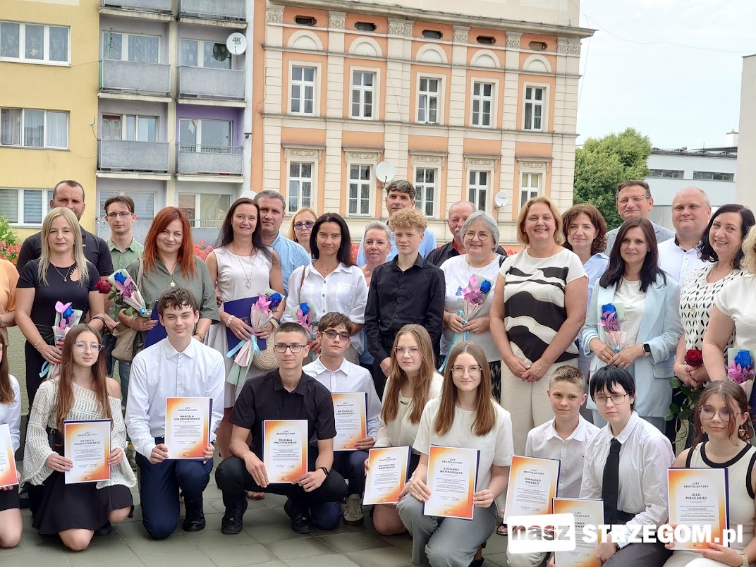 Najlepsi absolwenci szkół podstawowych odebrali wyróżnienia od burmistrza Strzegomia [FOTO] 