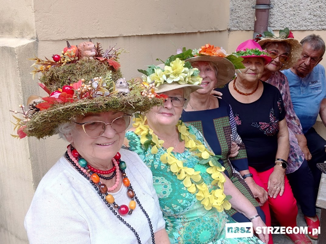 Strzegomscy seniorzy stylowo świętowali Dzień Kapelusza [FOTO] 