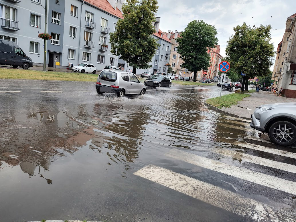 Uwaga! Synoptycy prognozują intensywne opady deszczu z gradem i silny wiatr 