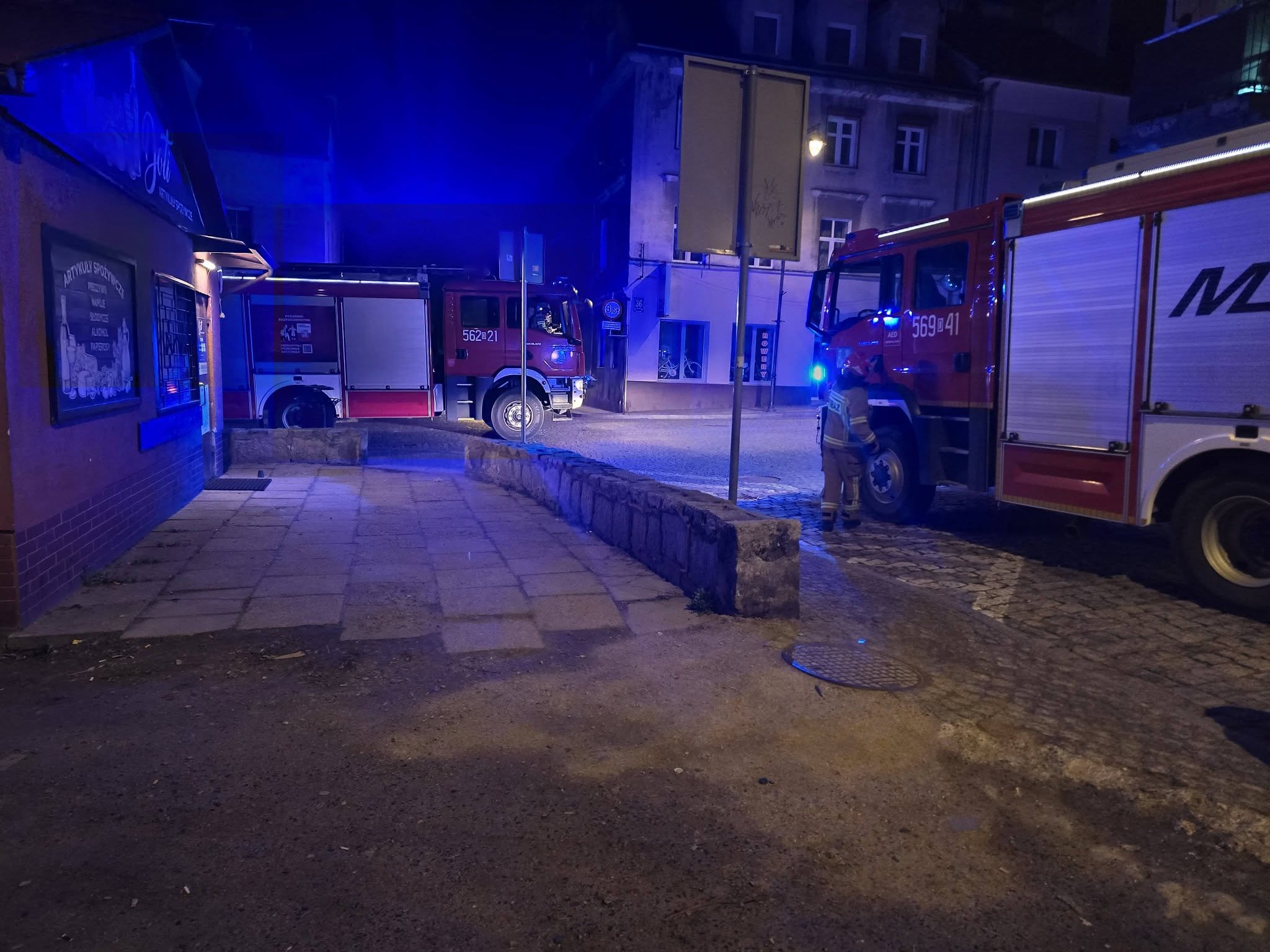 Nocny pożar przy ulicy Kościelnej w Strzegomiu. Doszczętnie spłonął skuter [FOTO] 