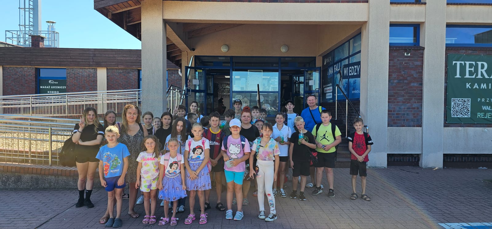 Nauka pływania i dobra zabawa – letnia przygoda młodych mieszkańców Jaroszowa [FOTO] 