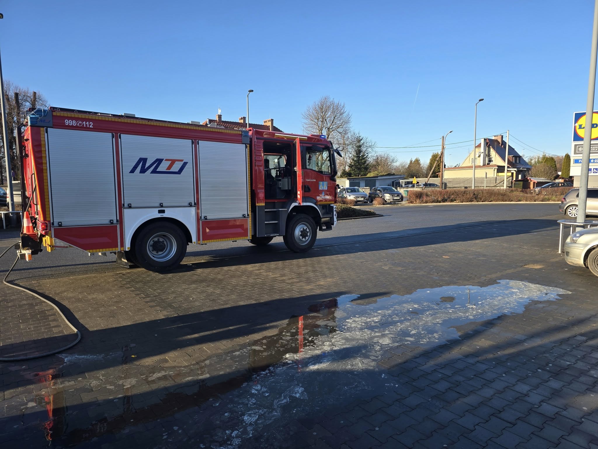 Pożar samochodu na sklepowym parkingu [FOTO] 