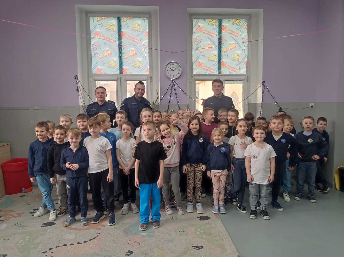 Policjanci odwiedzili uczniów ze strzegomskiej „czwórki” [FOTO] 