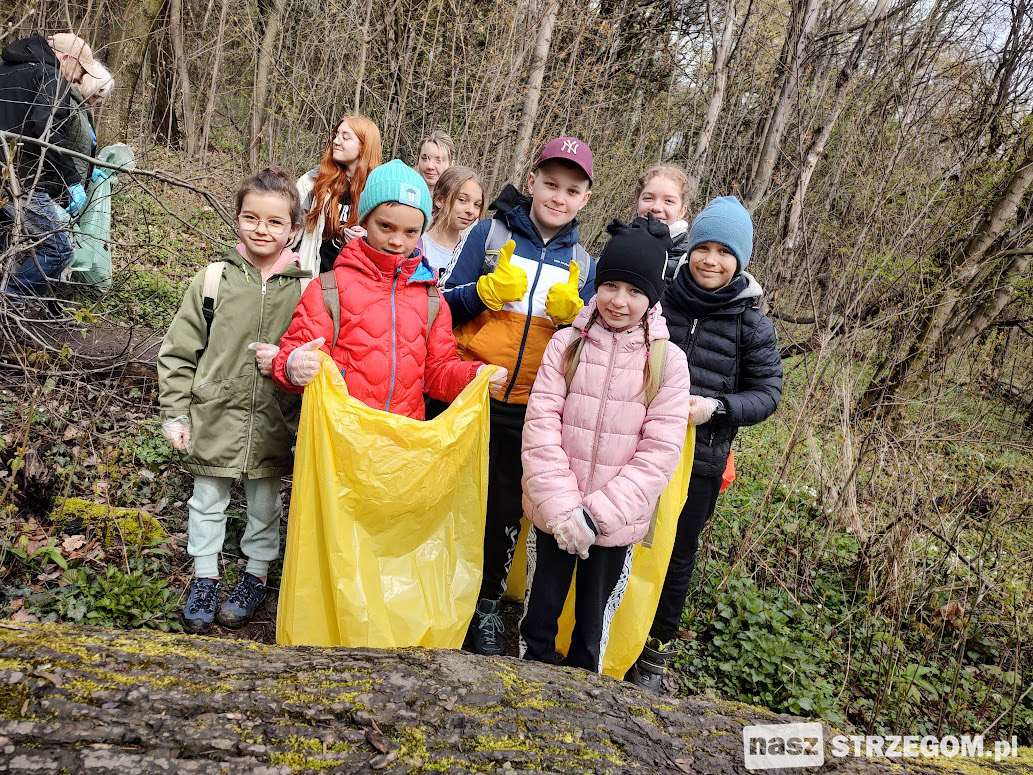 Wspólnie posprzątali okolice Góry Krzyżowej [FOTO] 