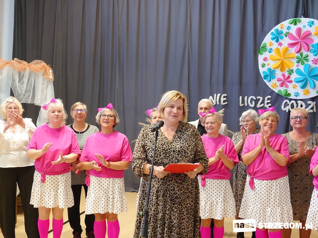 Seniorzy z Jaroszowa z humorem o życiu – spektakl „Monitoring” z okazji Dnia Seniora [FOTO] 