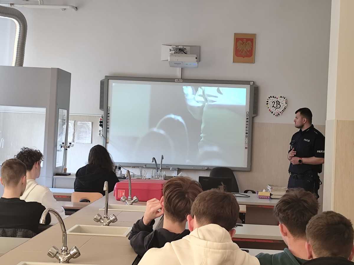 Policja odwiedziła strzegomskich licealistów [FOTO] 