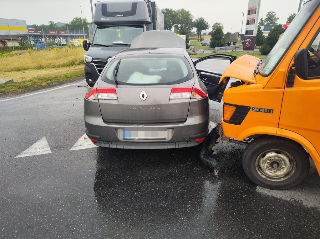 Zderzenie osobówki z dwoma dostawczymi busami w Strzegomiu [FOTO] 