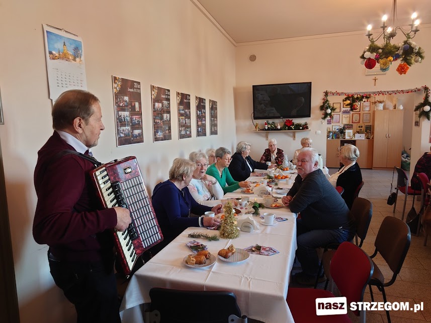 Wspólne kolędowanie i chwile refleksji w gronie strzegomskich emerytów [FOTO] 