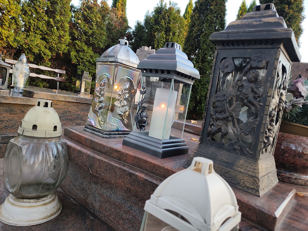 Podpowiadamy, jak odnaleźć groby bliskich na strzegomskich cmentarzach przez internet 
