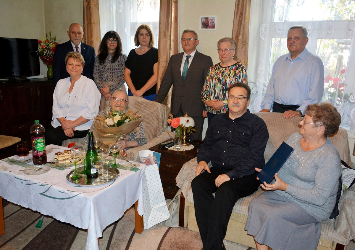 Życzenia kolejnych stu lat dla Pani Marianny! [FOTO] 