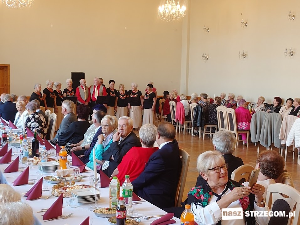 Taniec, wyróżnienia i dobre życzenia podczas zabawy senioralnej w Strzegomiu  