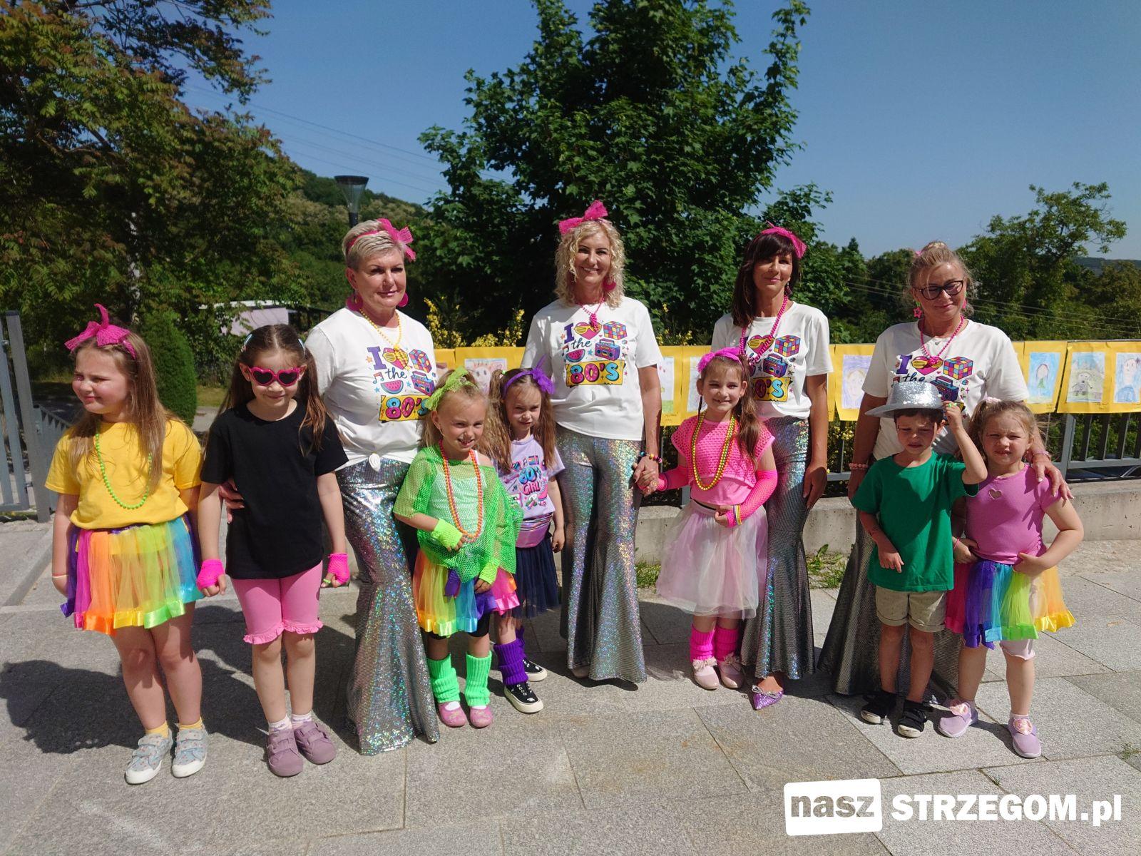 Kolorowe party i wyjątkowa niespodzianka. Tak sześciolatki żegnały swoje przedszkole w Strzegomiu [FOTO] 