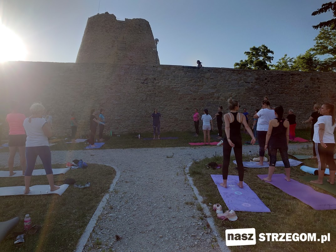 Joga pod chmurką w Strzegomiu – ruszyły wakacyjne zajęcia na świeżym powietrzu. [FOTO] 