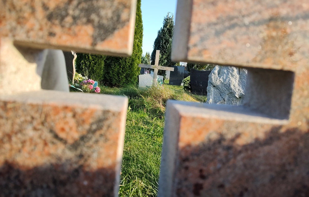 Wandale zdewastowali kilkanaście nagrobków na cmentarzu w Jaroszowie 