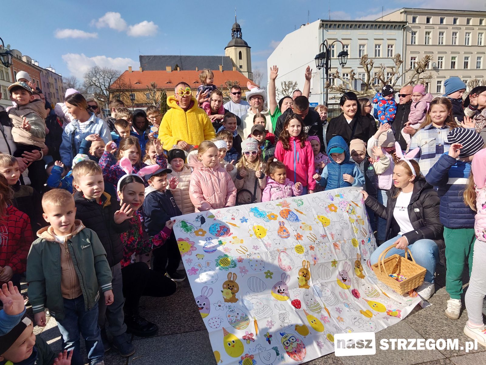 Zając Wielkanocny opanował Strzegom! Kolorowy korowód na ulicach miasta [FOTO] 