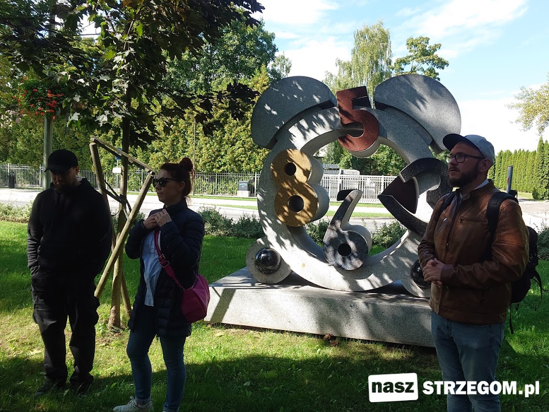 Spacerem aleją rzeźb rozpoczął się Tydzień Aktywności Mieszkańca Strzegomia [FOTO] 