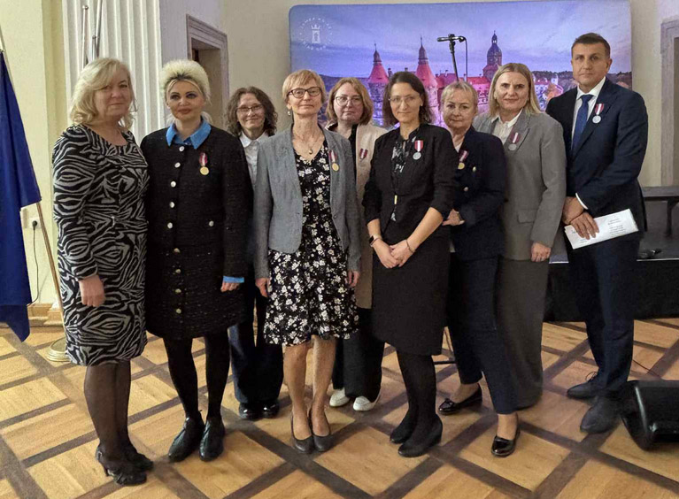 Nauczyciele ze strzegomskiej „czwórki” z Medalami za Długoletnią Służbę 