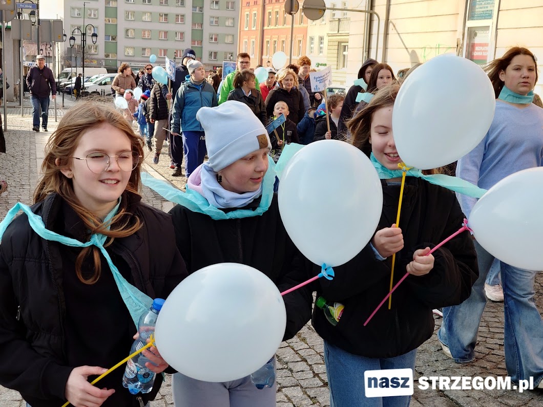 Niebieski marsz przeszedł ulicami Strzegomia [FOTO] 