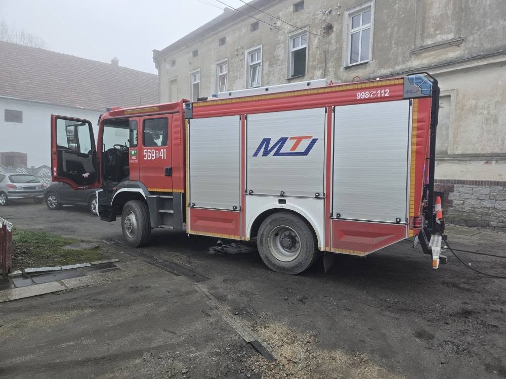 Podejrzenie pożaru pod podłogą w mieszkaniu w Międzyrzeczu [FOTO] 