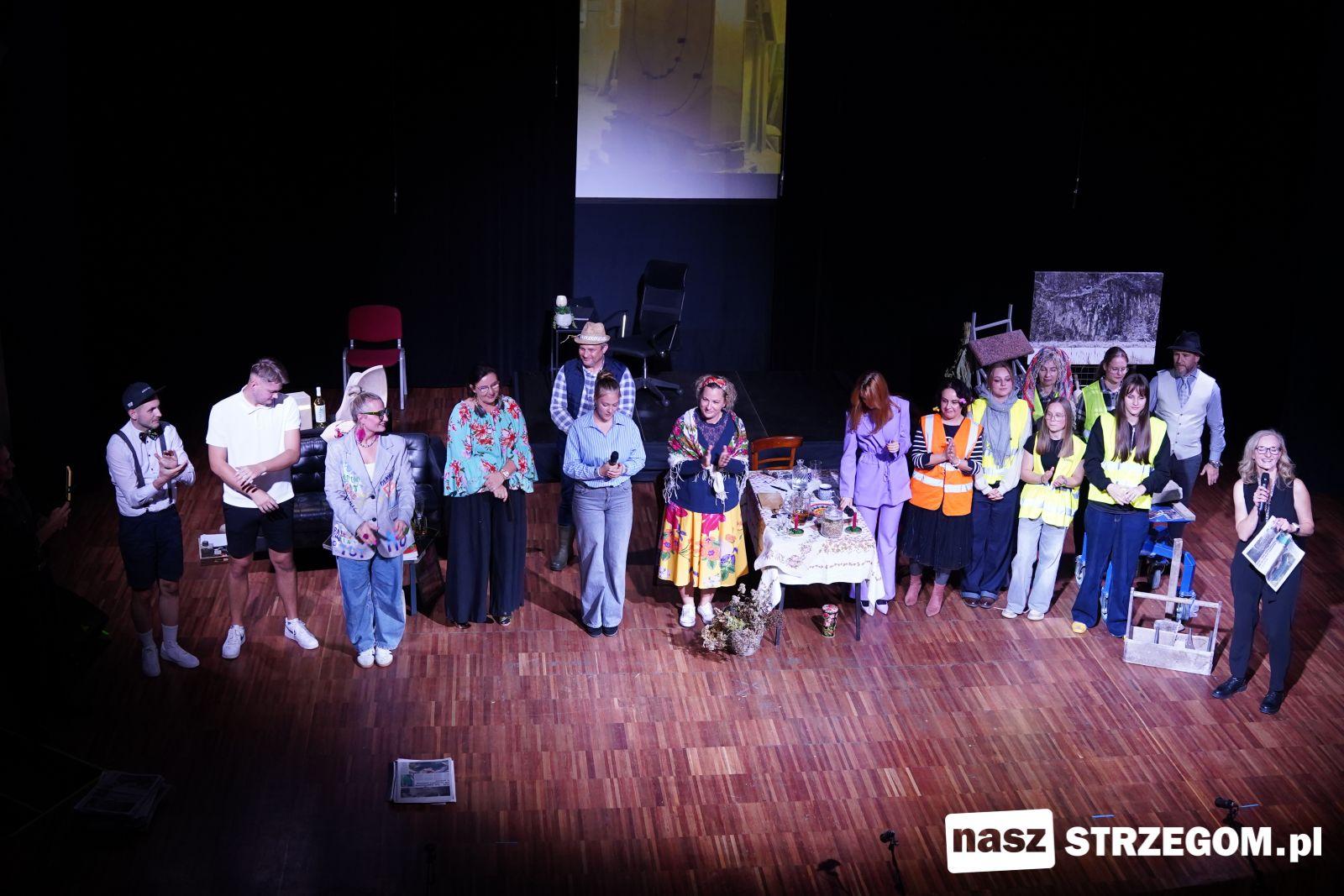 „Życie na granicie”. Strzegomski teatr opowiedział historię miasta i jego mieszkańców [FOTO] 