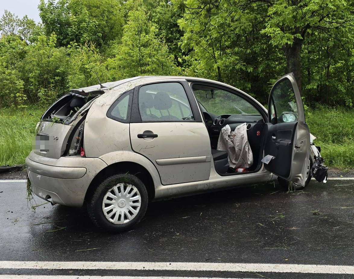 Citroën dachował, pasażerka wypadła z auta i została ranna [FOTO] 