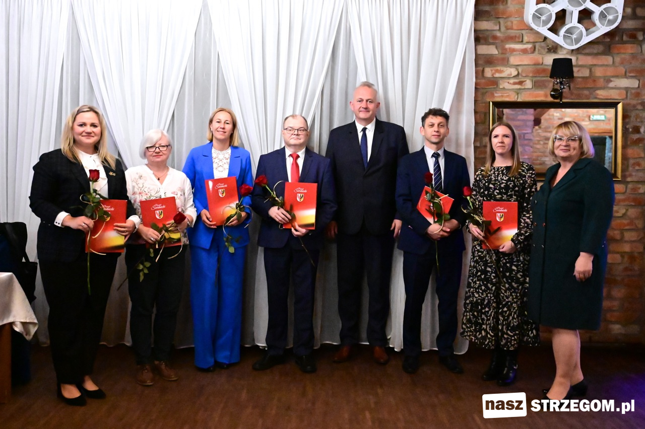 Starosta świdnicki przyznał nagrody dla dyrektorów i nauczycieli ze szkół zarządzanych przez powiat  [FOTO] 