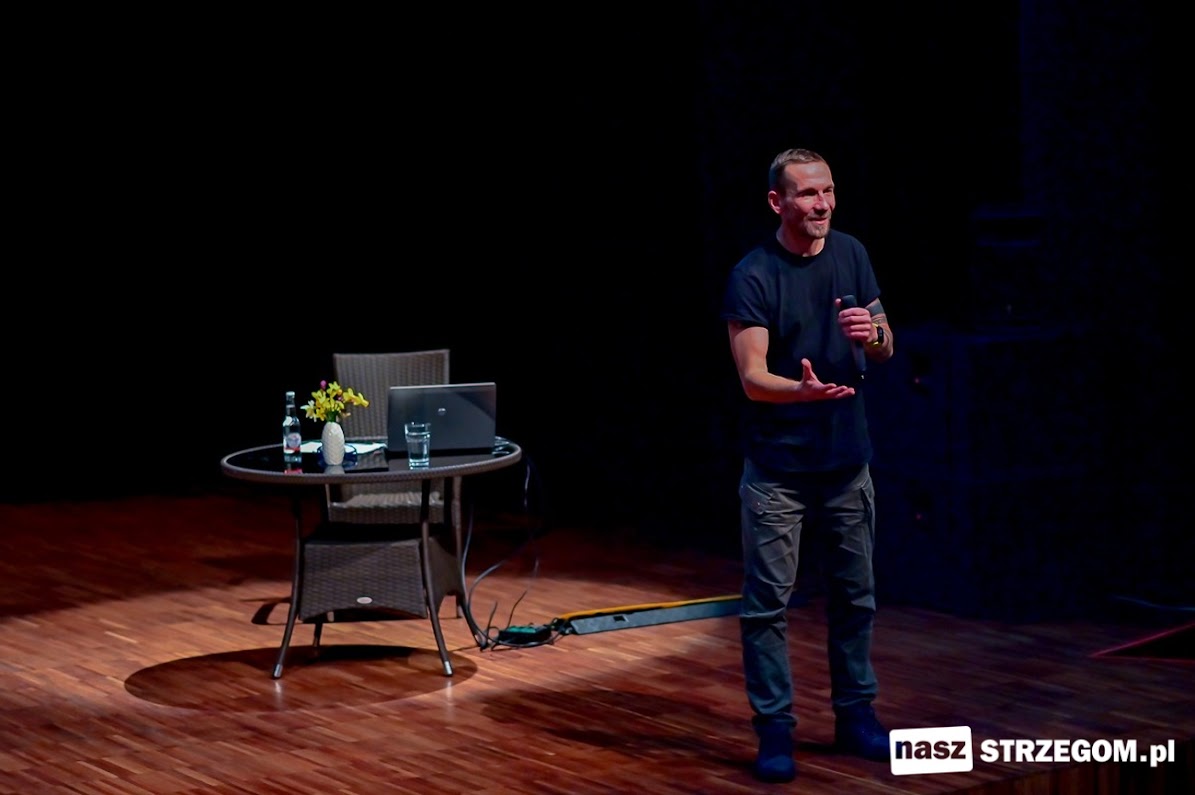Przemysław Kossakowski w Strzegomiu opowiadał o śmierci, podróżach i nowych perspektywach [FOTO] 