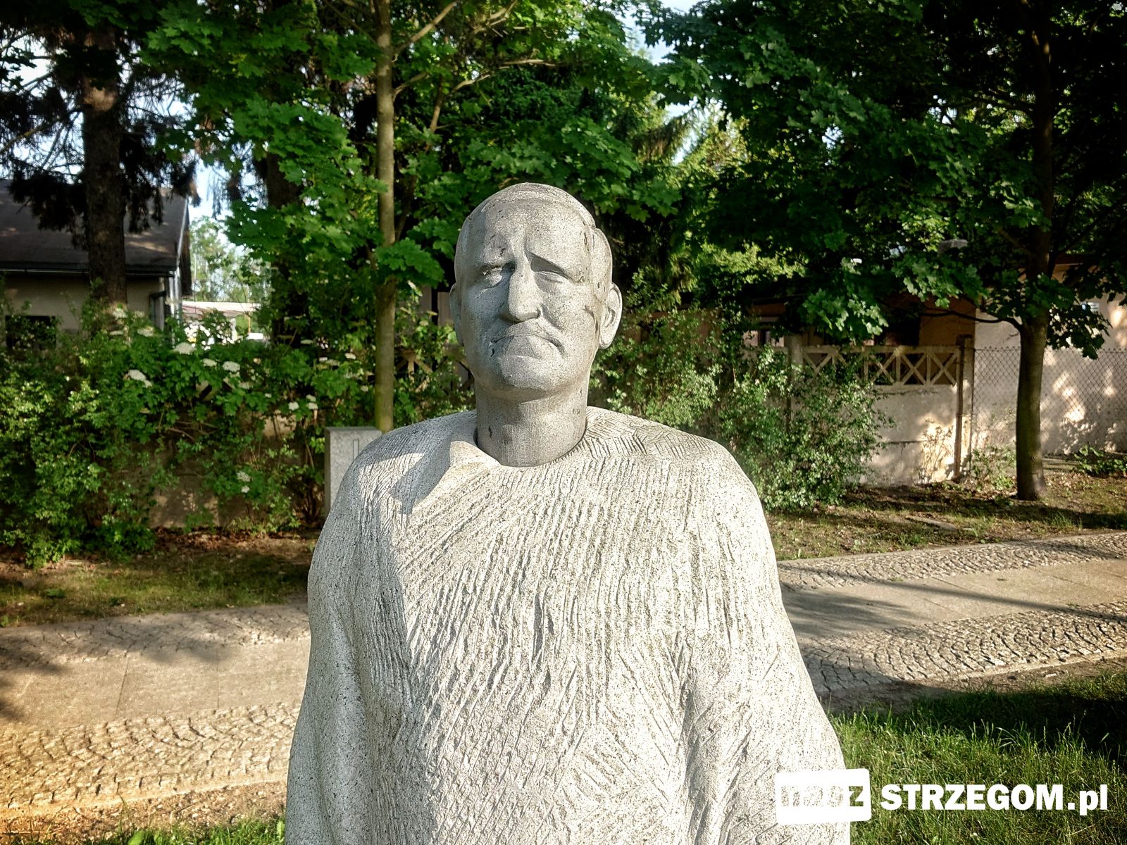 Granitowy Himilsbach zostaje w Strzegomiu. Wyjątkowa rzeźba na stałe pozostanie  w  Alei Rzeźb [FOTO] 