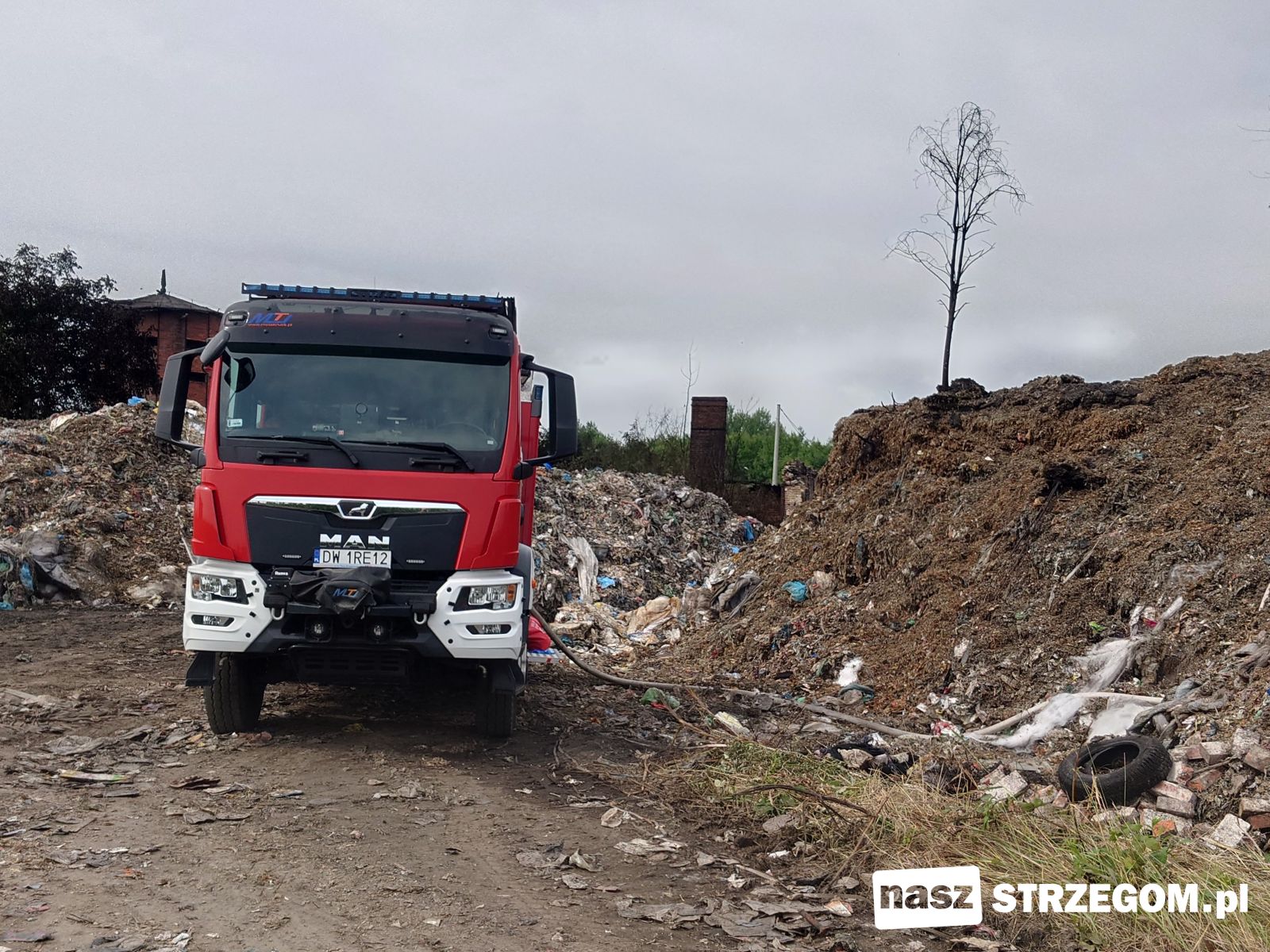 Pożar ugaszony, ale zagrożenie nie minęło. Strażacy nadal pracują na pogorzelisku w Strzegomiu [FOTO] 