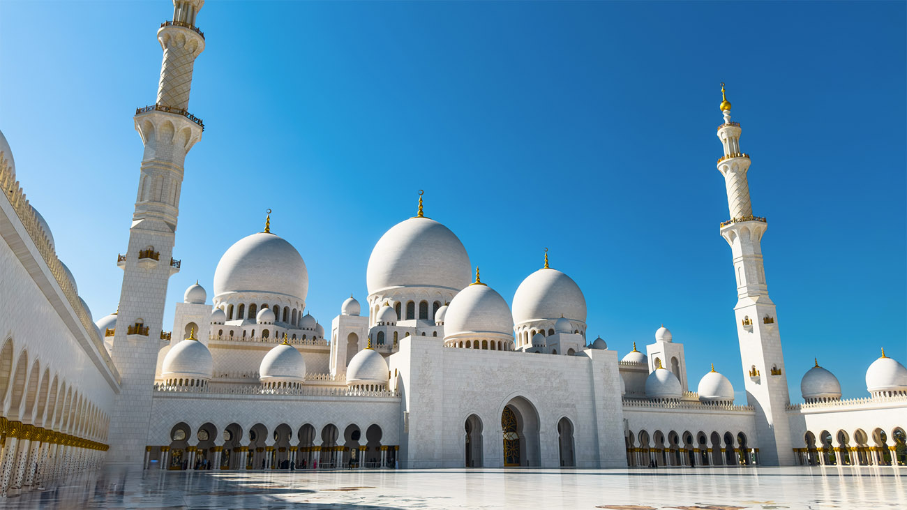 Co warto wiedzieć o Abu Dhabi? Poznaj futurystyczną stolicę Zjednoczonych Emiratów Arabskich 