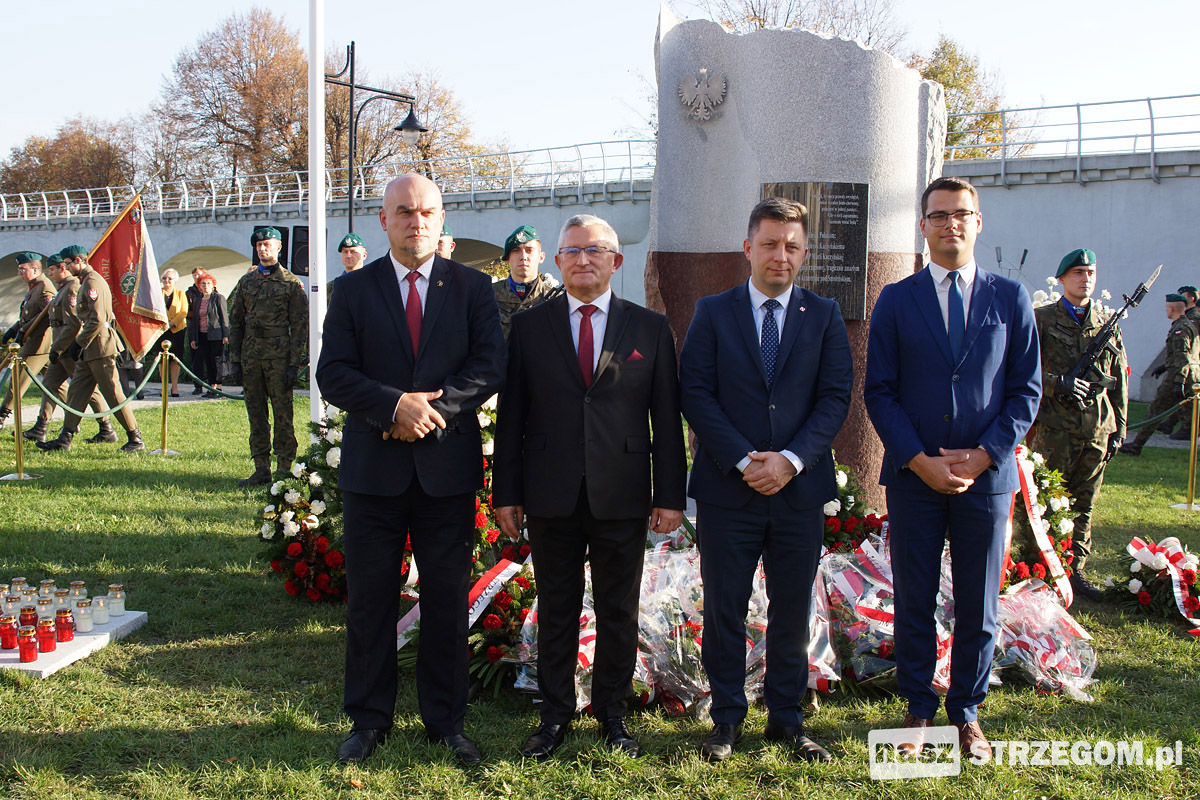 W mieście stanął pomnik ku czci ofiar katastrofy smoleńskiej [FOTO] 