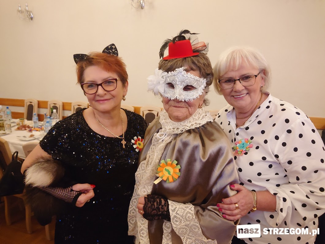 Seniorzy szaleli na balu maskowym na zakończenie karnawału [FOTO] 