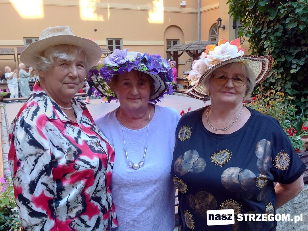 Kapelusze, uśmiechy i wspólna zabawa. Strzegomscy seniorzy świętowali Dzień Kapelusza [FOTO] 