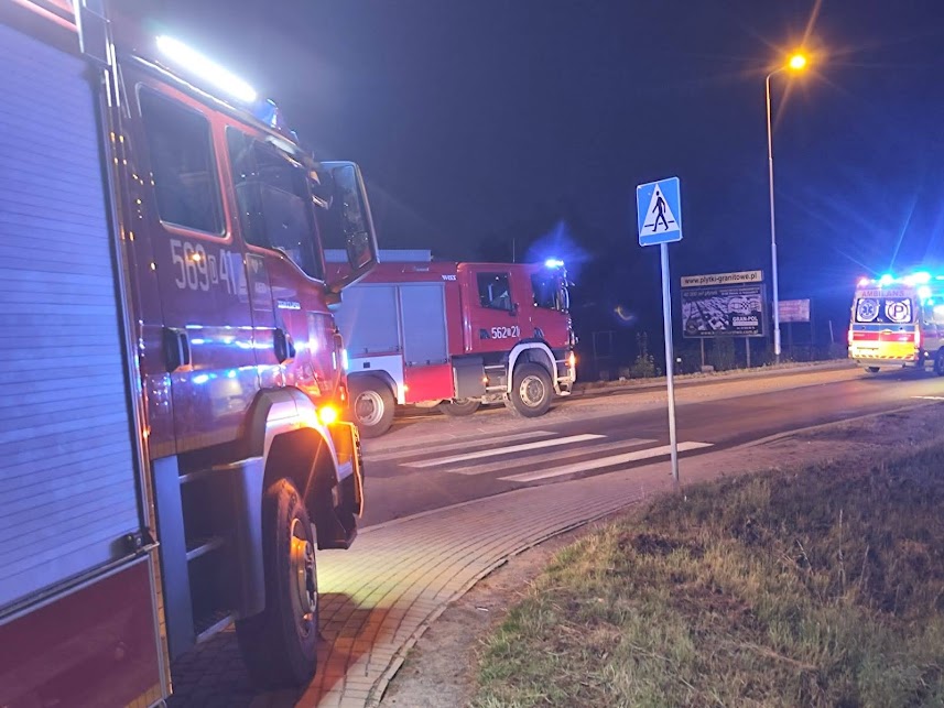 Nocną jazdę zakończył na dachu [FOTO] 