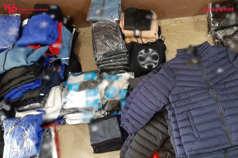 Handlowali nielegalnymi papierosami i podrabianą odzieżą. Dolnośląska KAS kontroluje targowiska. 