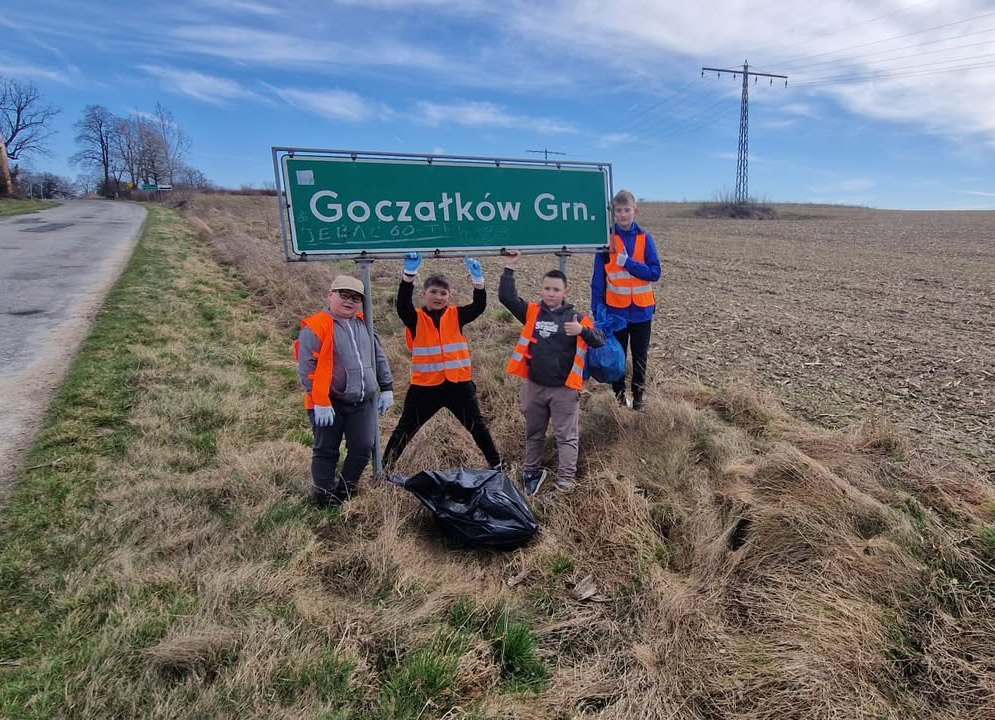 Młodzi mieszkańcy wzięli sprawę w swoje ręce. Zebrali 15 worków śmieci [FOTO] 