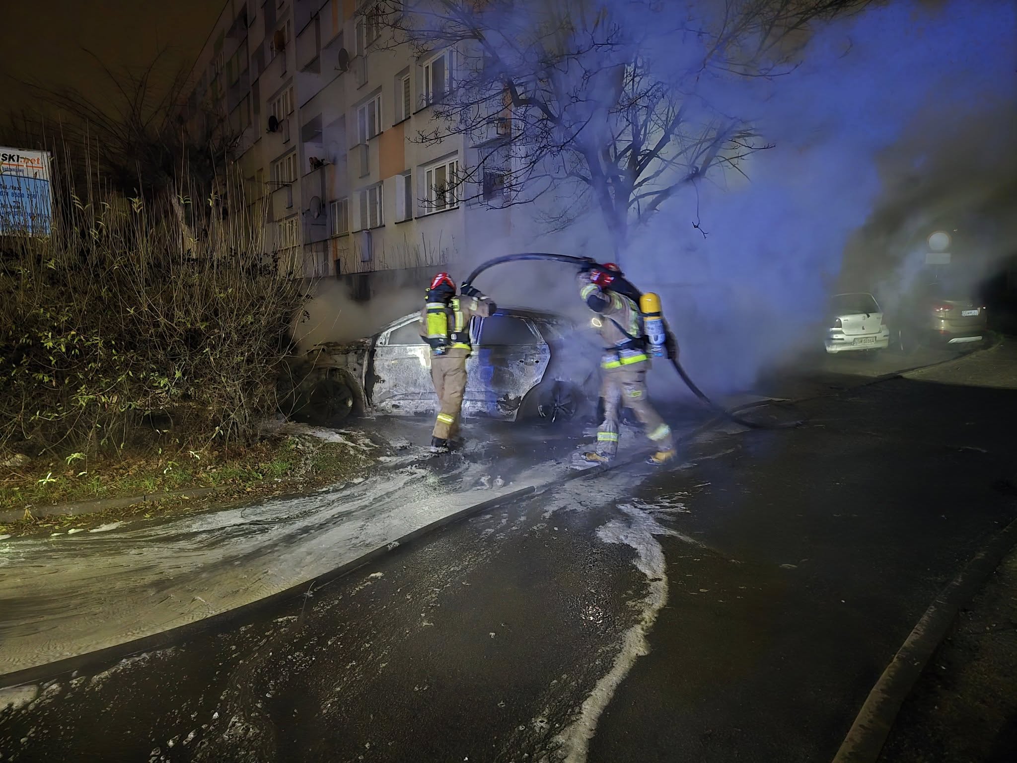 Nocny pożar samochodu przy Alei Wojska Polskiego [FOTO] 