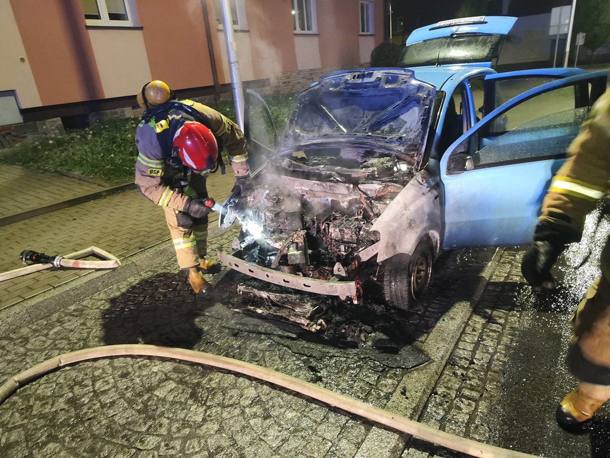 Nocny pożar samochodu osobowego przy ulicy Wesołej [FOTO]