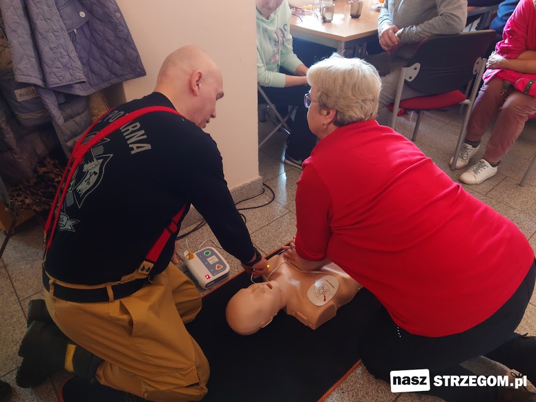 Strzegomscy seniorzy już wiedzą, jak zrobić masaż serca. Przeszkolili ich strażacy. [FOTO]  