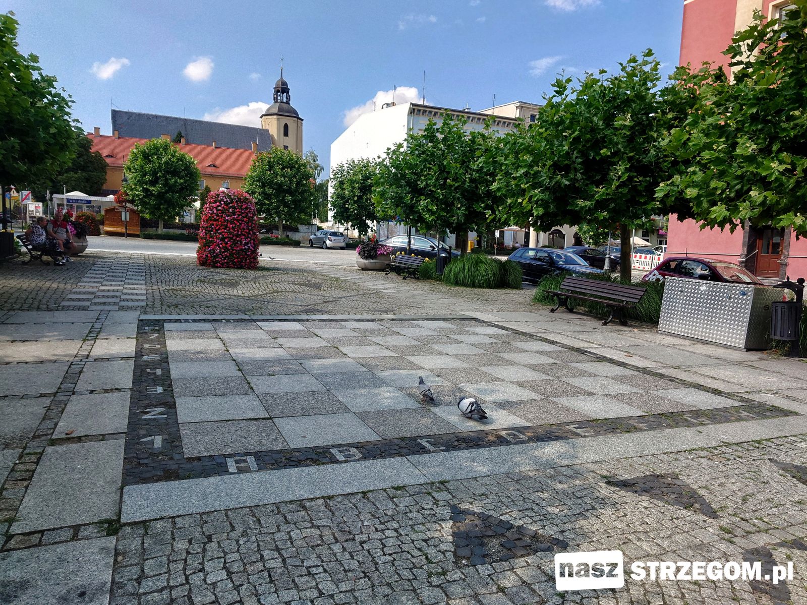 Szach-mat nudzie! Imponujące figury wracają na szachownicę pod strzegomską fontanną. 